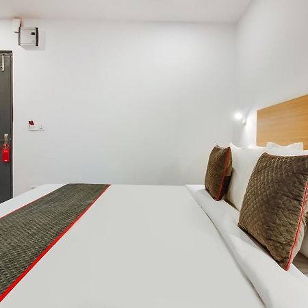Super Townhouse The Cinco Hotel Near Esi Hospital Haiderabad Buitenkant foto