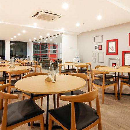 Super Townhouse The Cinco Hotel Near Esi Hospital Haiderabad Buitenkant foto