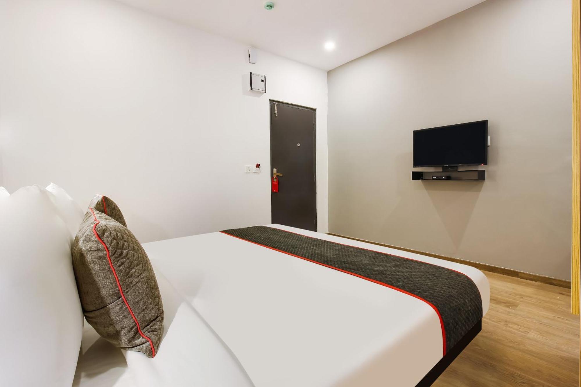 Super Townhouse The Cinco Hotel Near Esi Hospital Haiderabad Buitenkant foto