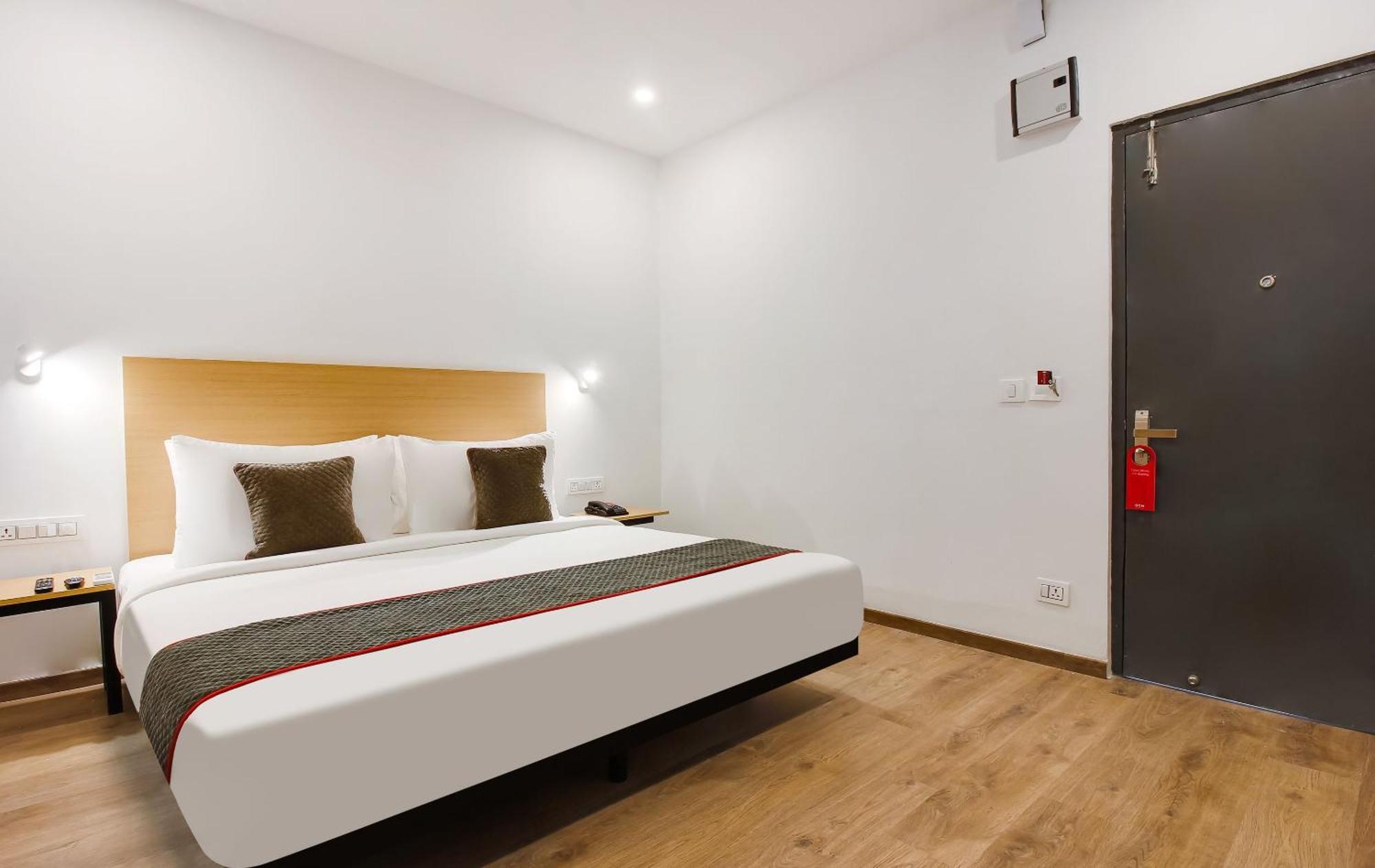 Super Townhouse The Cinco Hotel Near Esi Hospital Haiderabad Buitenkant foto