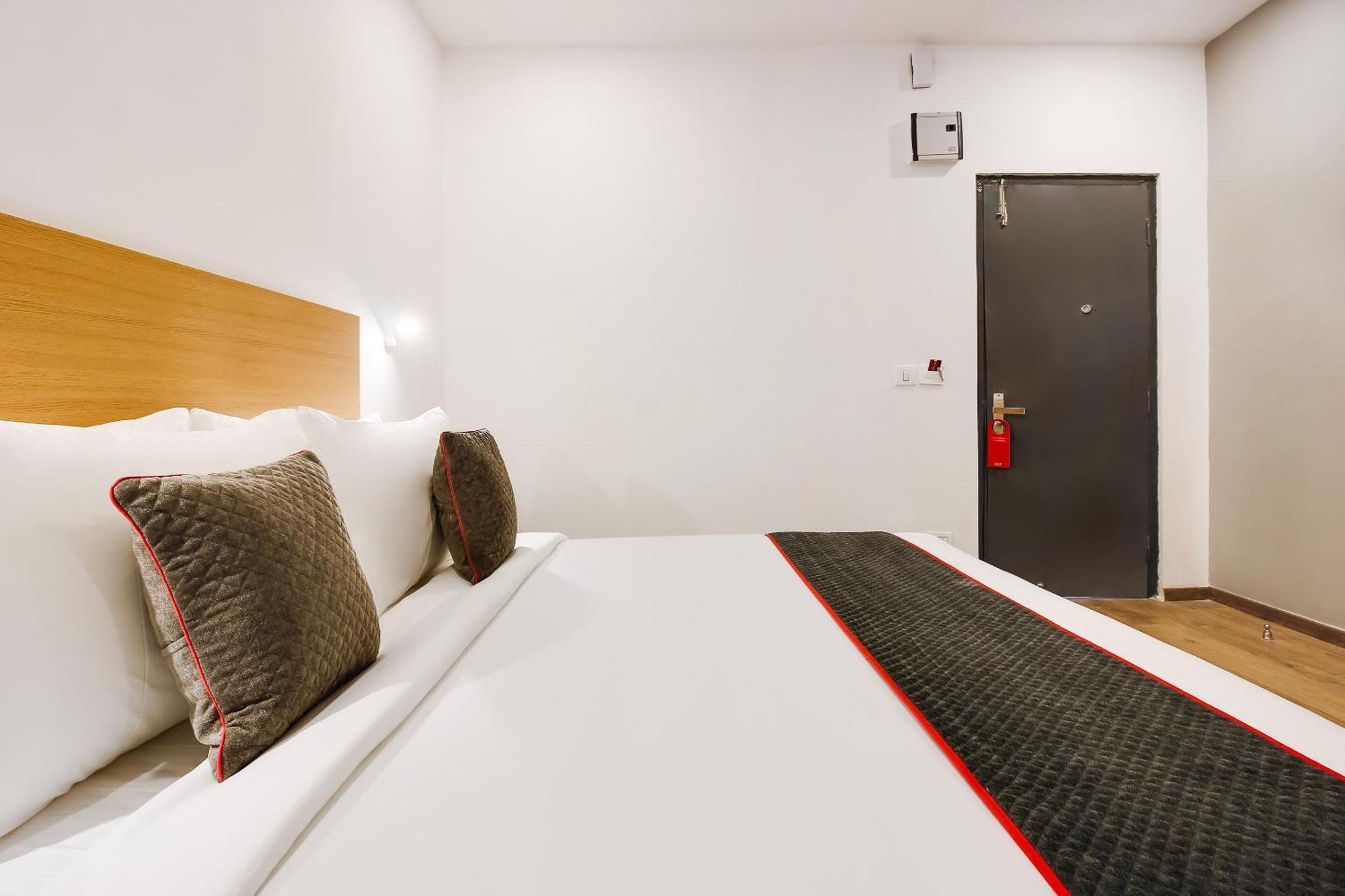 Super Townhouse The Cinco Hotel Near Esi Hospital Haiderabad Buitenkant foto