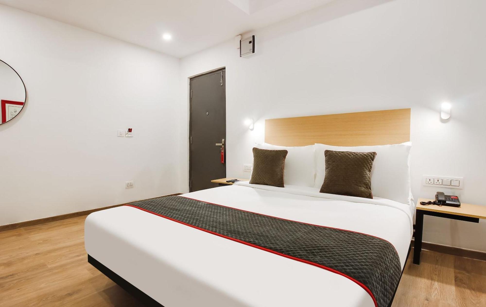Super Townhouse The Cinco Hotel Near Esi Hospital Haiderabad Buitenkant foto