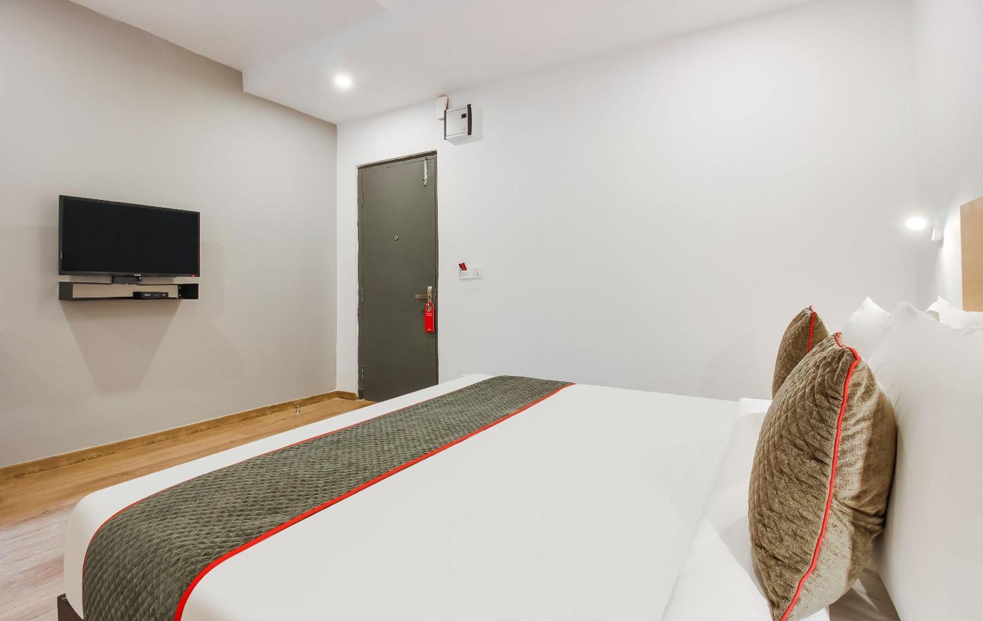 Super Townhouse The Cinco Hotel Near Esi Hospital Haiderabad Buitenkant foto