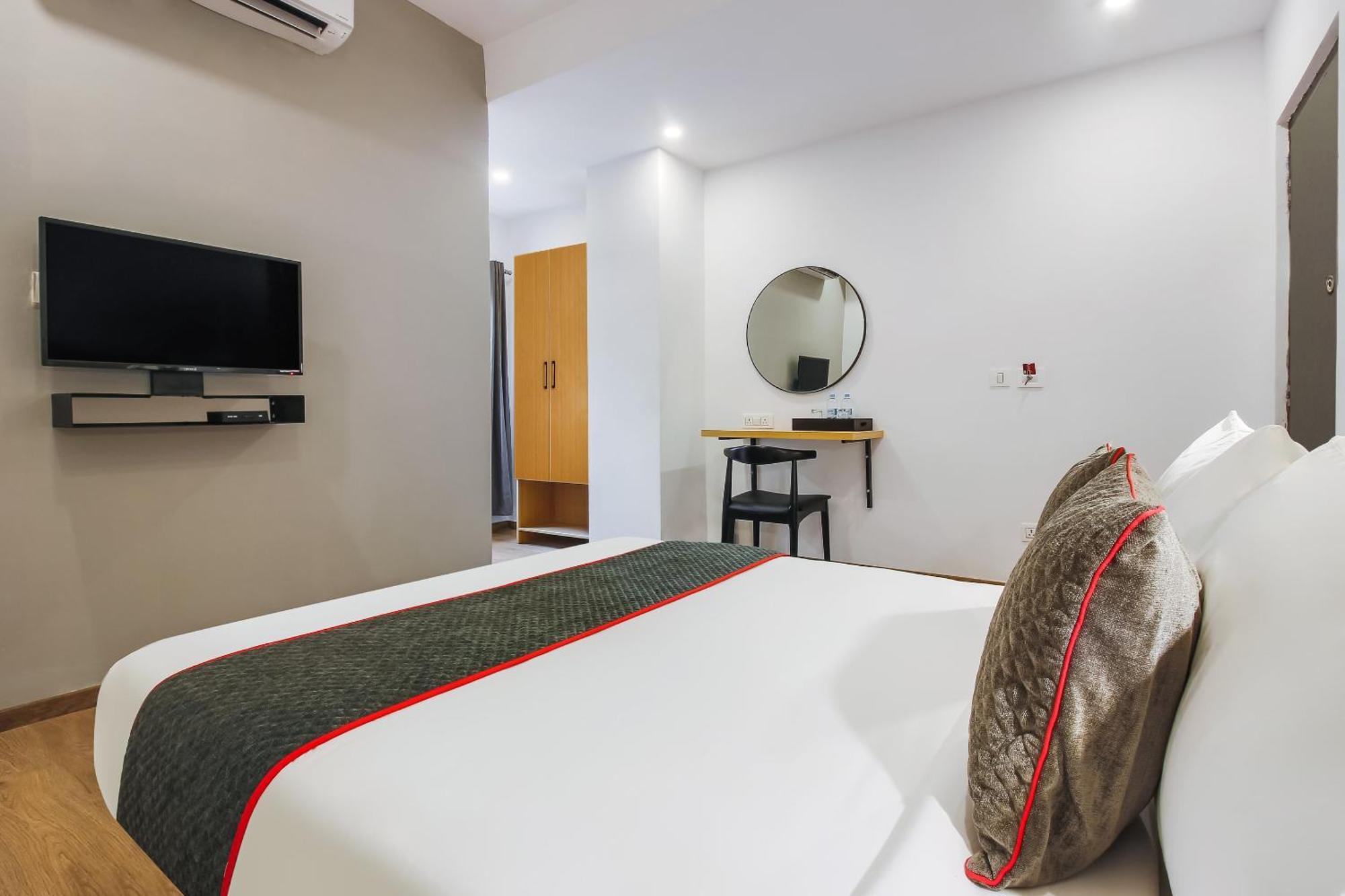 Super Townhouse The Cinco Hotel Near Esi Hospital Haiderabad Buitenkant foto