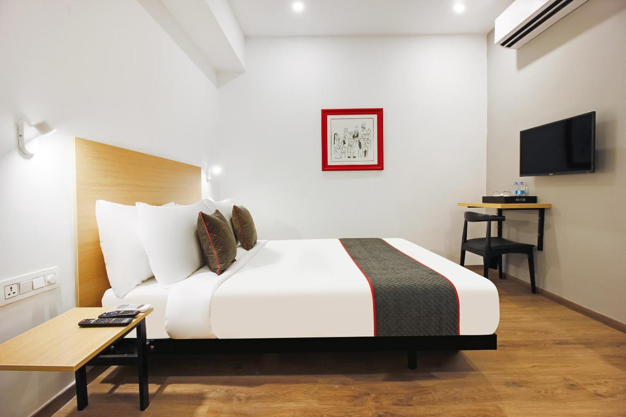 Super Townhouse The Cinco Hotel Near Esi Hospital Haiderabad Buitenkant foto